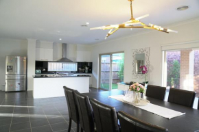 Classic 6BRM Villa in Melbourne